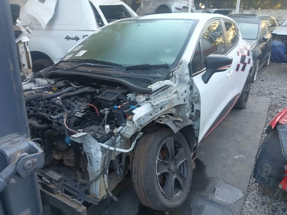 RENAULT CLIO 4 WHITE STRIPPING FOR PARTS ON SALE - Private Seller