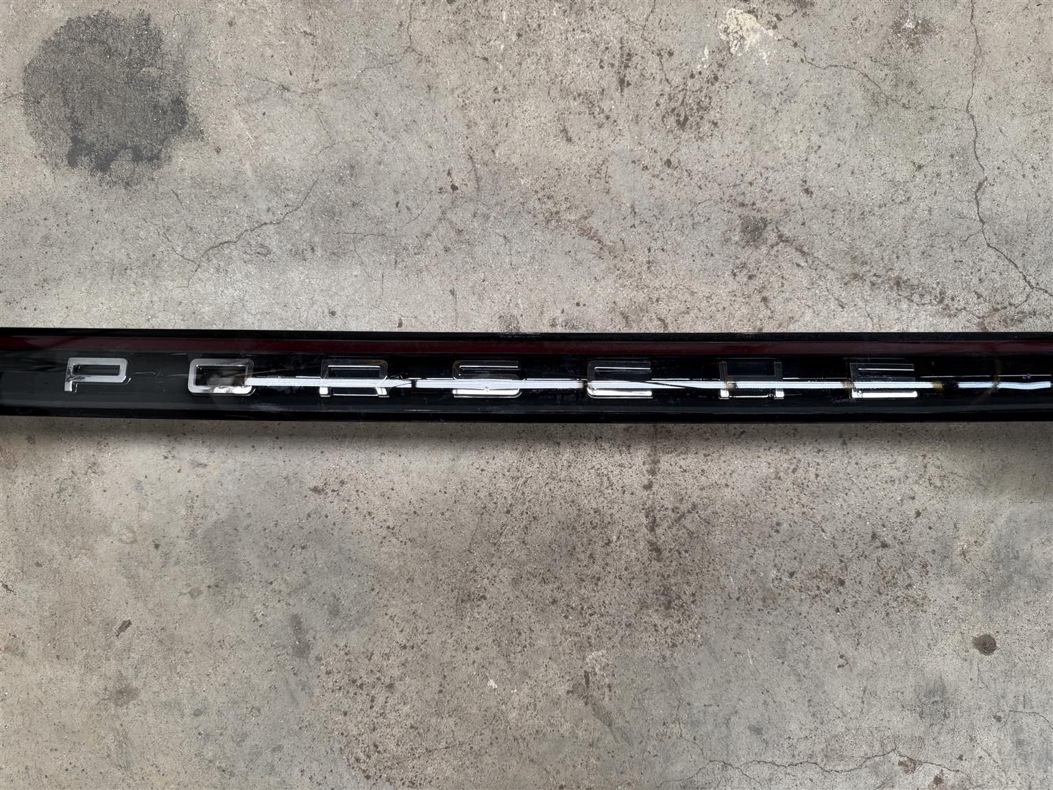 2019-2023 Porsche Cayenne Rear Center Light 9Y0 - Private Seller 2019-2023 Porsche Cayenne Rear Center Light 9Y0 - Private Seller