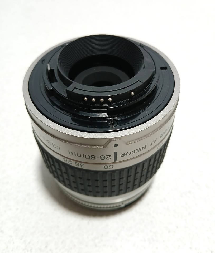 AF Nikkor 28-80mm F3.3 - 5.6 G lense.