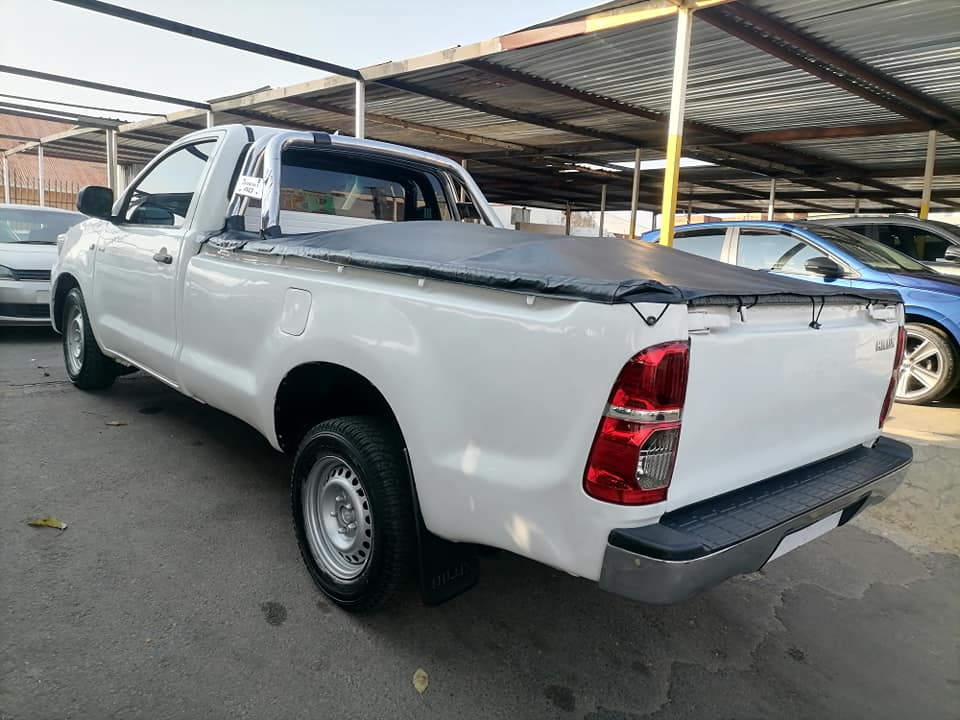 2010 Toyota Hilux 2.5 D4D SRX Single Cab Low Rider leather seat