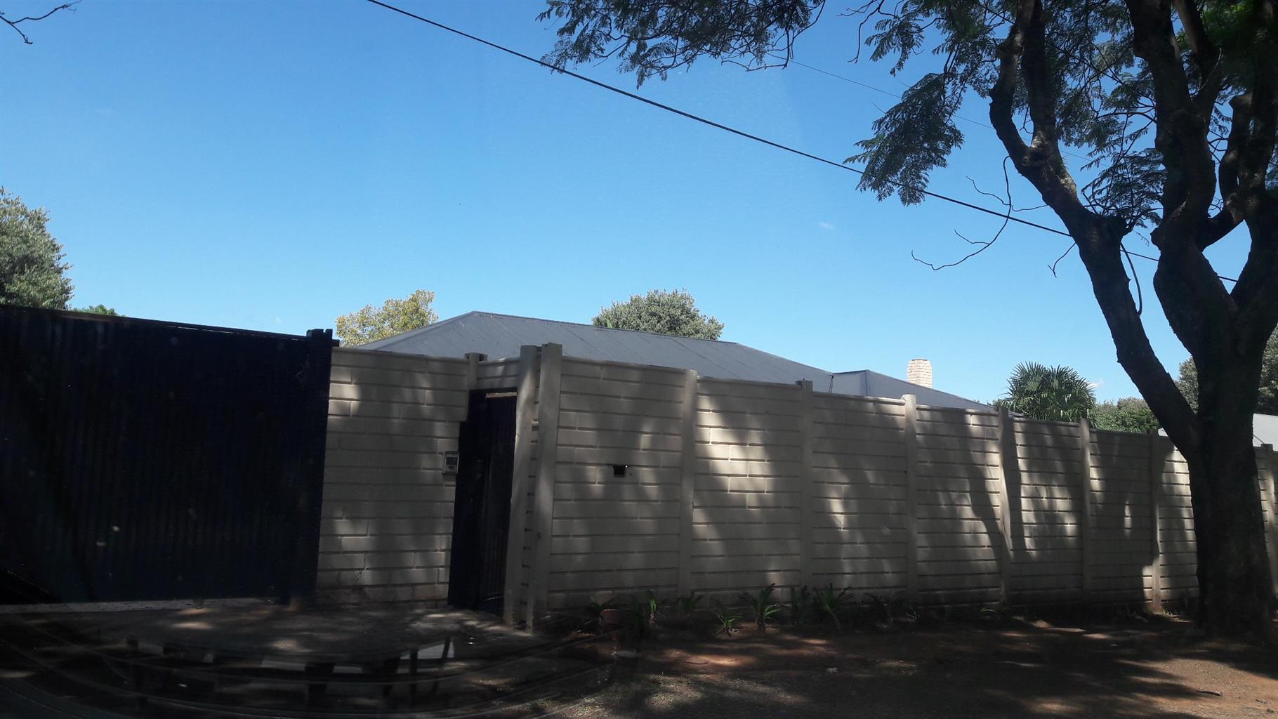 Outside room to rent in Highlands North Junk Mail