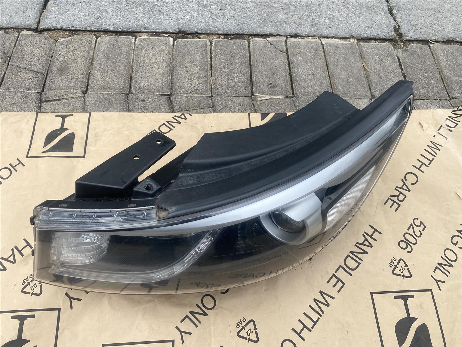 2016 KIA GRAND SEDONA XENON HEADLIGHT LEFT SIDE FOR SALE. IN EXCELLENT CONDITION - Private Seller 2016 KIA GRAND SEDONA XENON HEADLIGHT LEFT SIDE FOR SALE. IN EXCELLENT CONDITION - Private Seller