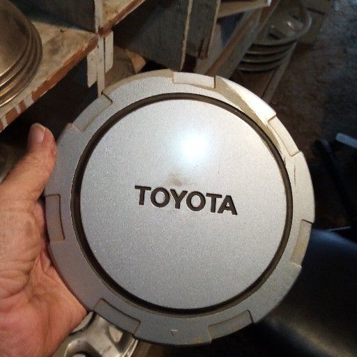 Toyota centre wheel cap - Private Seller