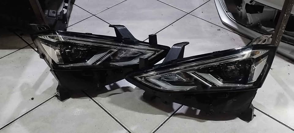 ISUZU MU-X HEADLIGHTS L/RHS AVAILABLE - Private Seller ISUZU MU-X HEADLIGHTS L/RHS AVAILABLE - Private Seller