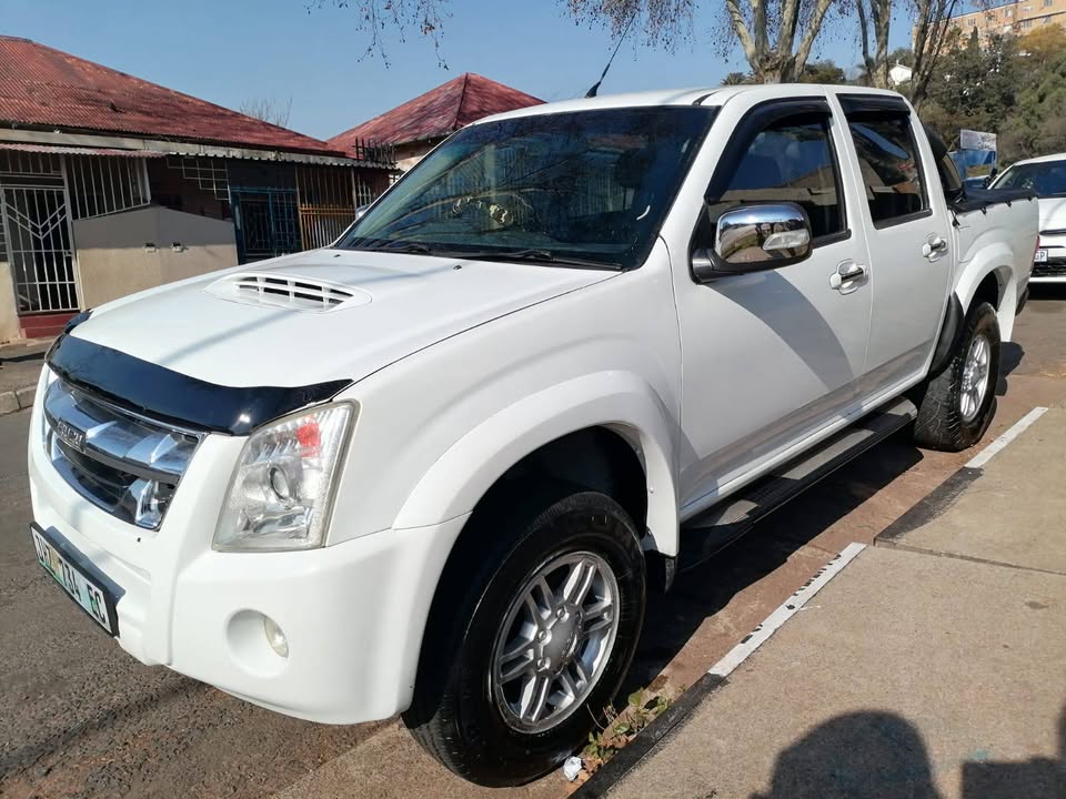 2012 ISUZU KB300 DTEQ DOUBLE CAB WITH SERVICE BOOK AND SPARE KEYS