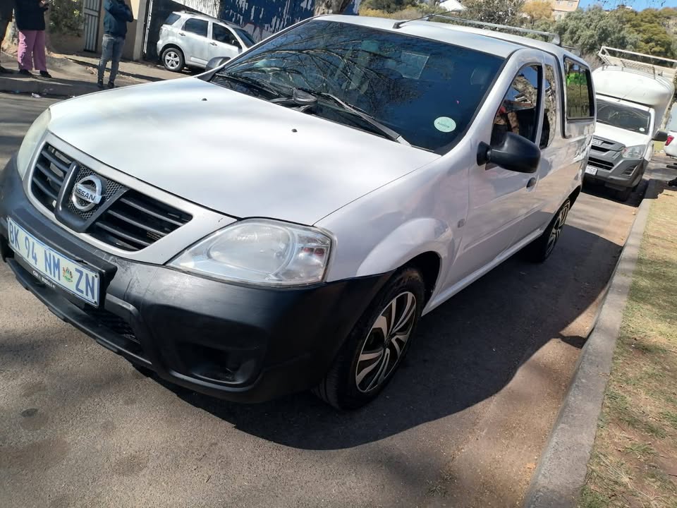 2017 NISSAN NP200 BAKKIE 1.6 WITH CANOPY AND AIRCON