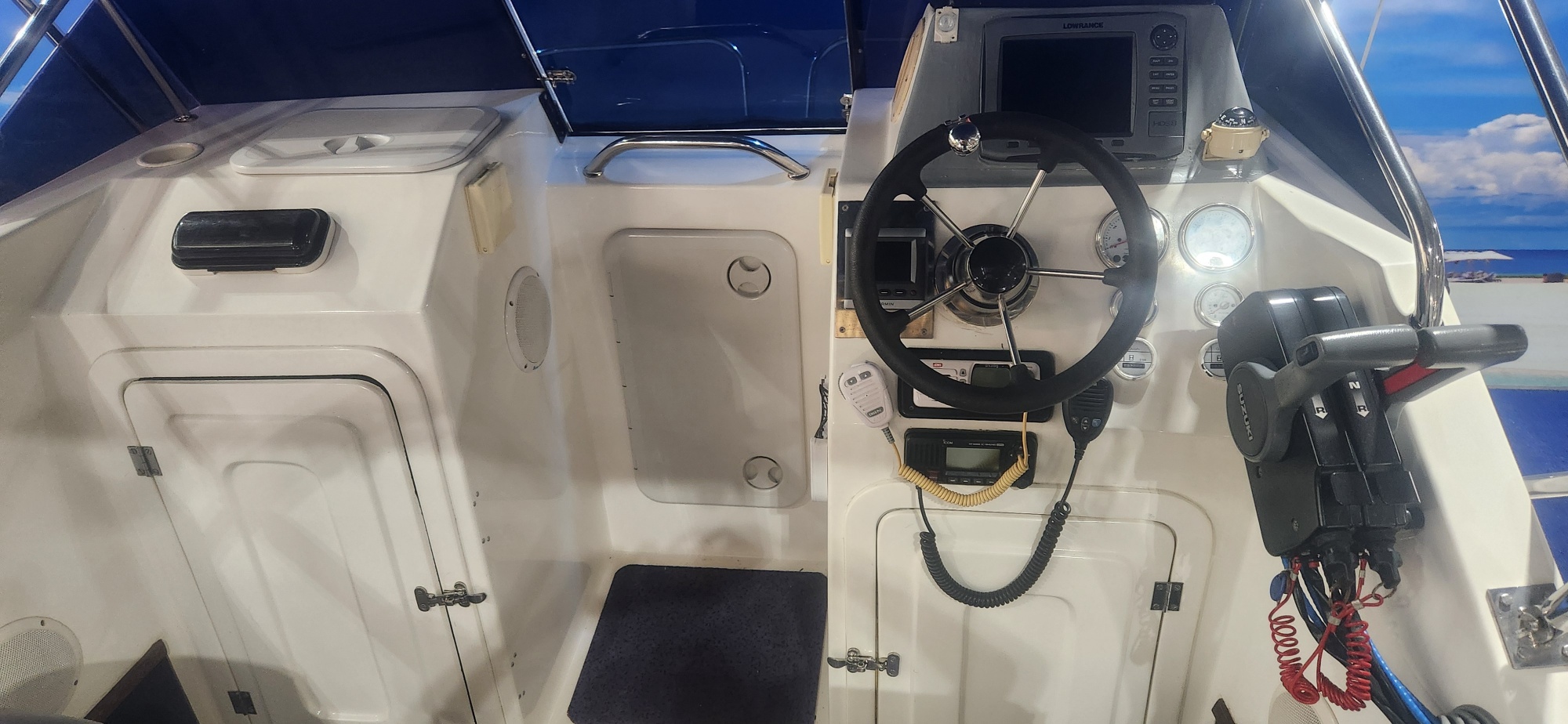GAMEFISH 595 ON TRAILER 2 X 90 HP SUZUKI 4 STROKES 2012 MODELS 600 HOURS