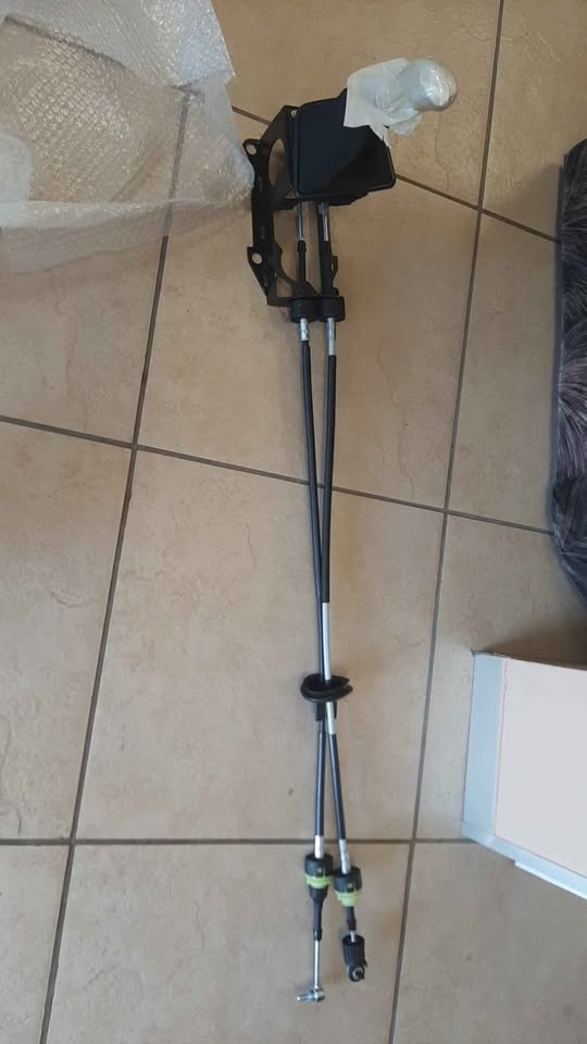 OPEL CHEV GEAR LEVER WITHOUT CABLES, SILVER HEAD. BRAND NEW. ON SALE, NOW. - Private Seller