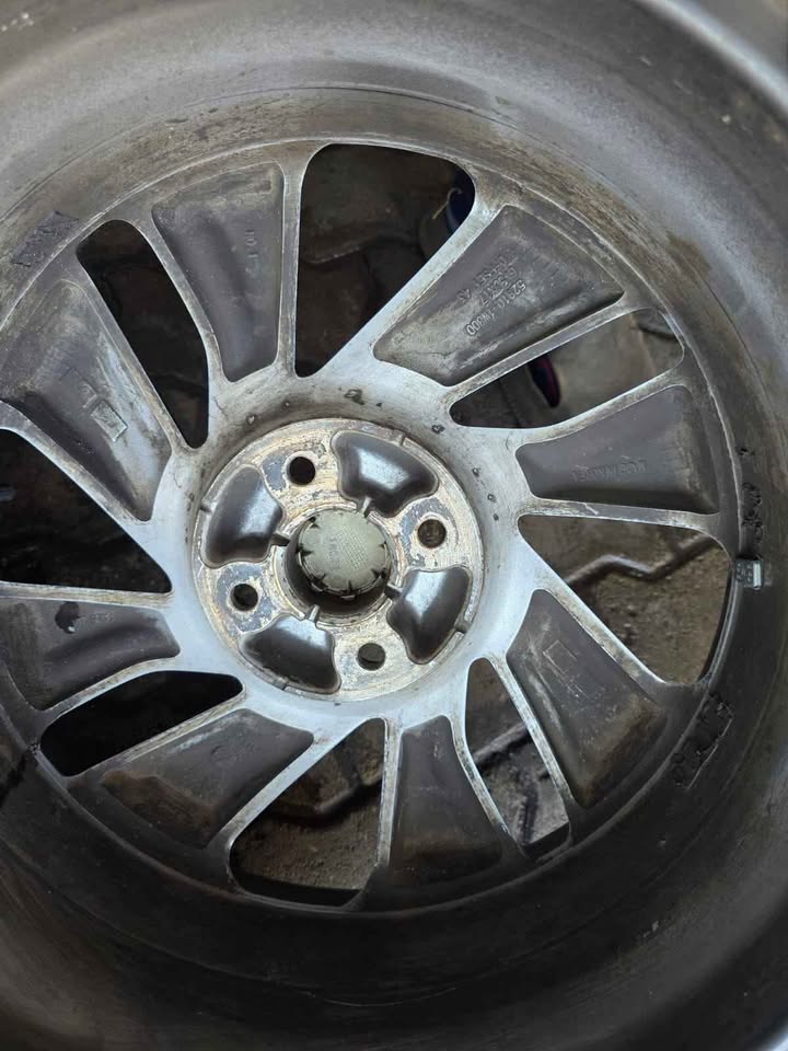 Set of 17 inch original Kia & Hyundai mags 4 X 100 pcd with new tyres