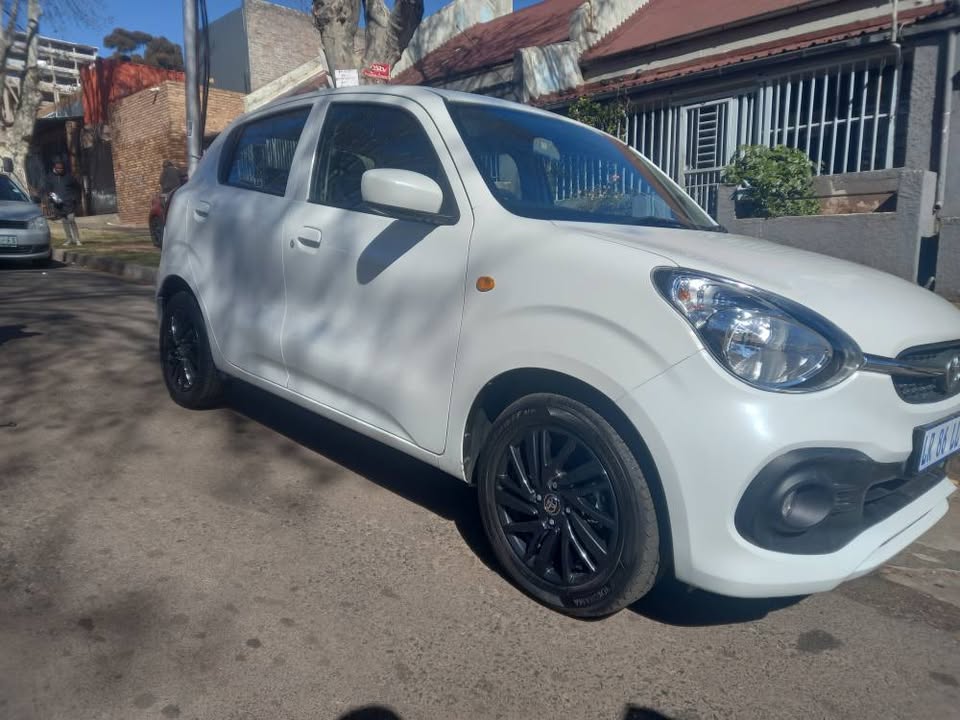 2024 Toyota Vitz 1.0 XR PETROL, AUTOMATIC, WHITE, 12000kms, Service book, Spare key