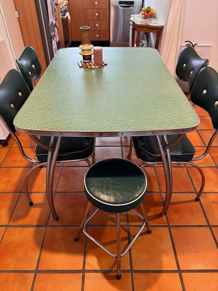 Looking for "vintage formica" kitchen table / countertop. contact me for offer.