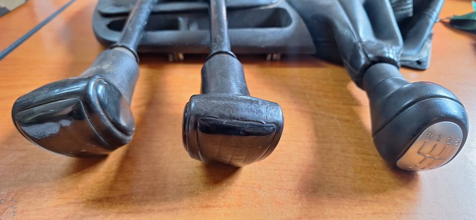 Mahindra Scorpio 2.2 Gearlever Boot and Nob For Sale - Private Seller Mahindra Scorpio 2.2 Gearlever Boot and Nob For Sale - Private Seller