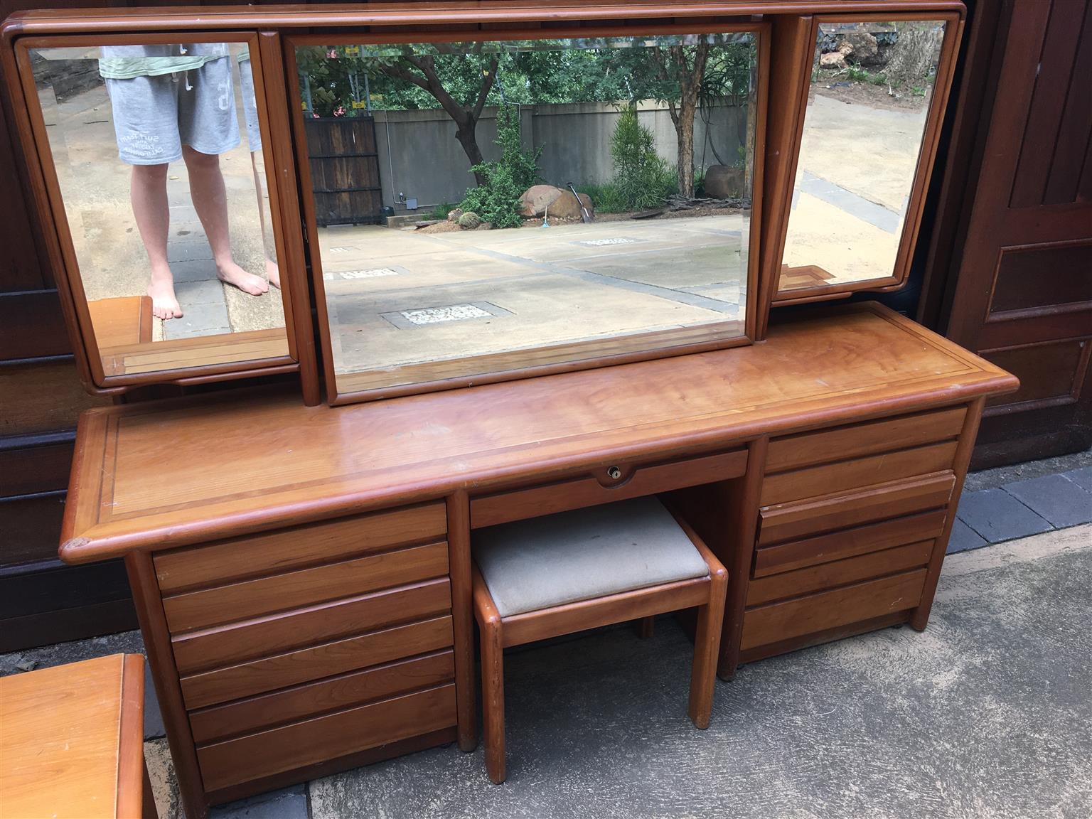 Cherry dressing table with 2 side drawers and a heardboard all for 3000