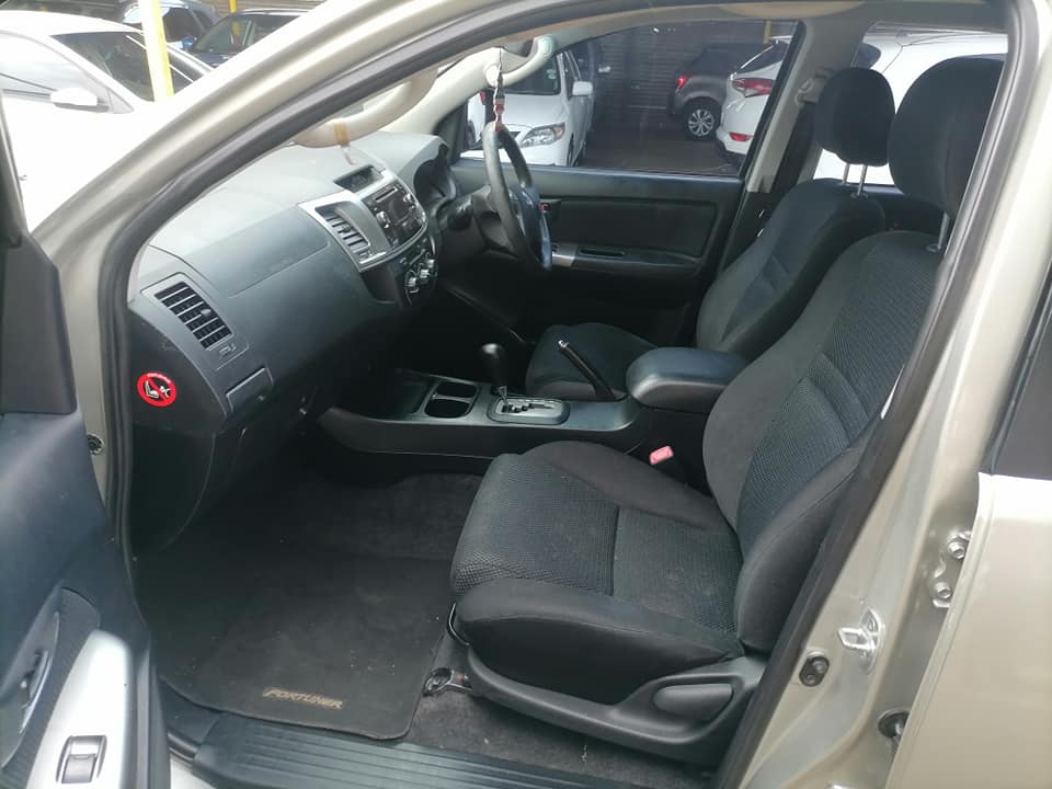 2014 Toyota Fortuner 3.0 D4D 4x2 seven seater Automatic with a leather seat