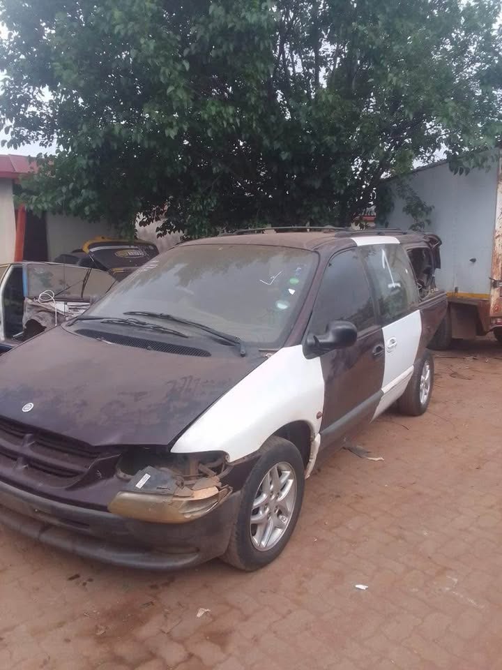 2002 CHRYSLER GRAND VOYAGER FOR SPARES - Private Seller 2002 CHRYSLER GRAND VOYAGER FOR SPARES - Private Seller