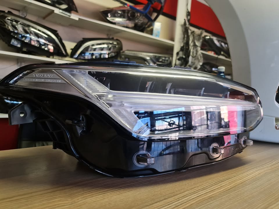 2018 VOLVO XC90 FULL LED HEADLIGHT FOR SALE IN PRISTINE CONDITION - Private Seller