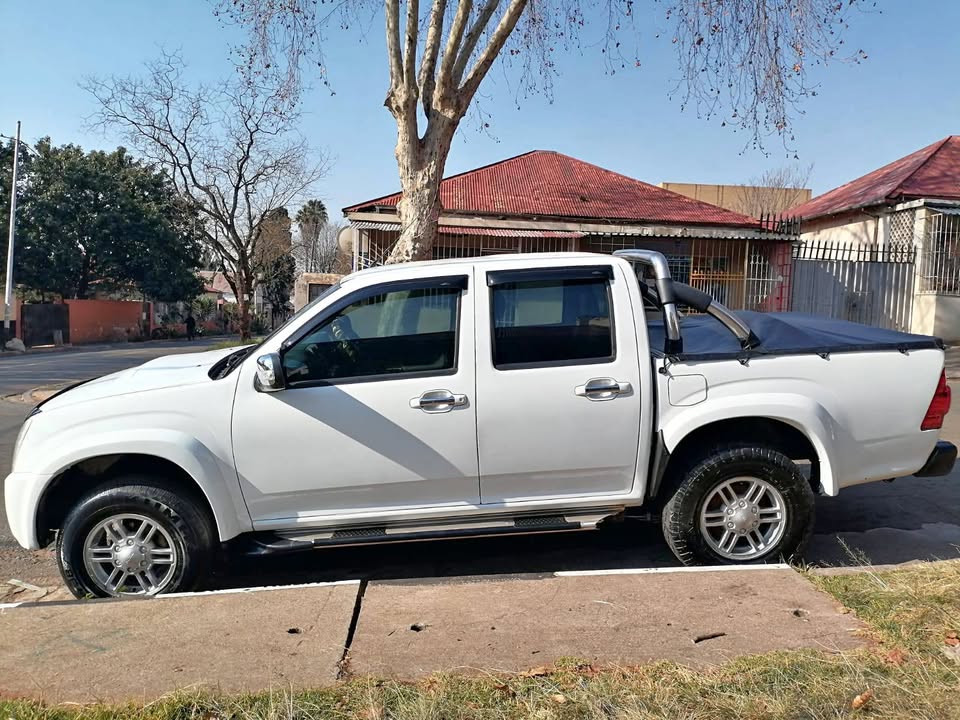 2012 ISUZU KB300 DTEQ DOUBLE CAB WITH SERVICE BOOK AND SPARE KEYS