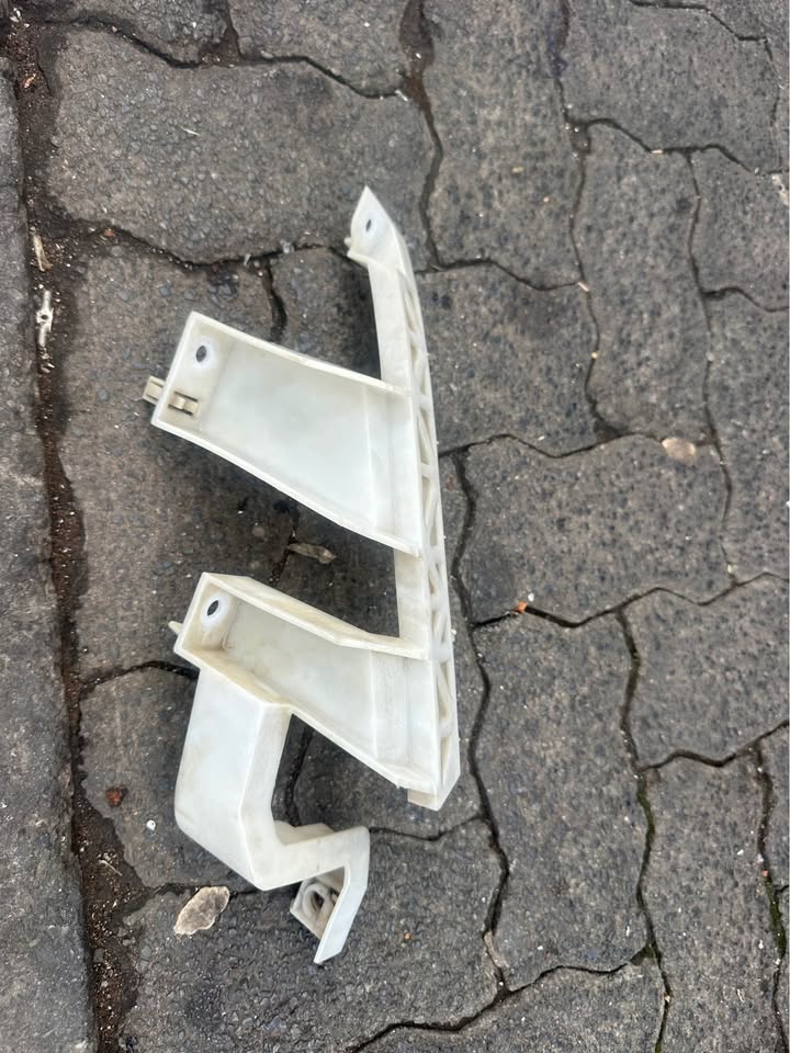 Front Bumper slide Moulding Bracket Right For Ford Ranger - Private Seller Front Bumper slide Moulding Bracket Right For Ford Ranger - Private Seller