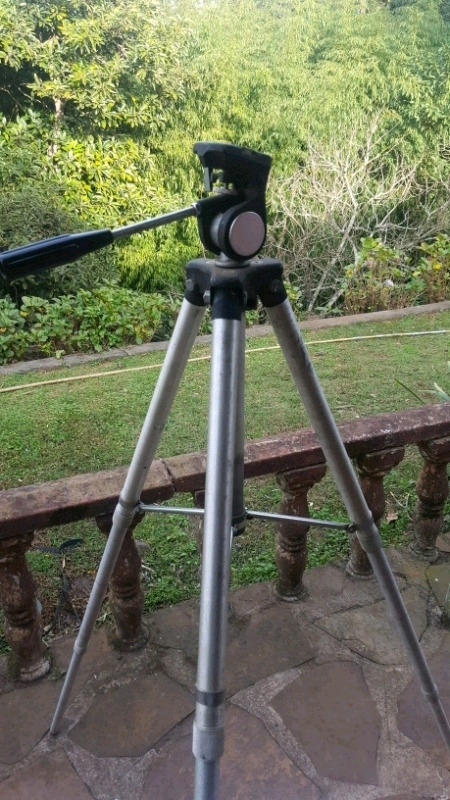 1970 large slick tripod,
