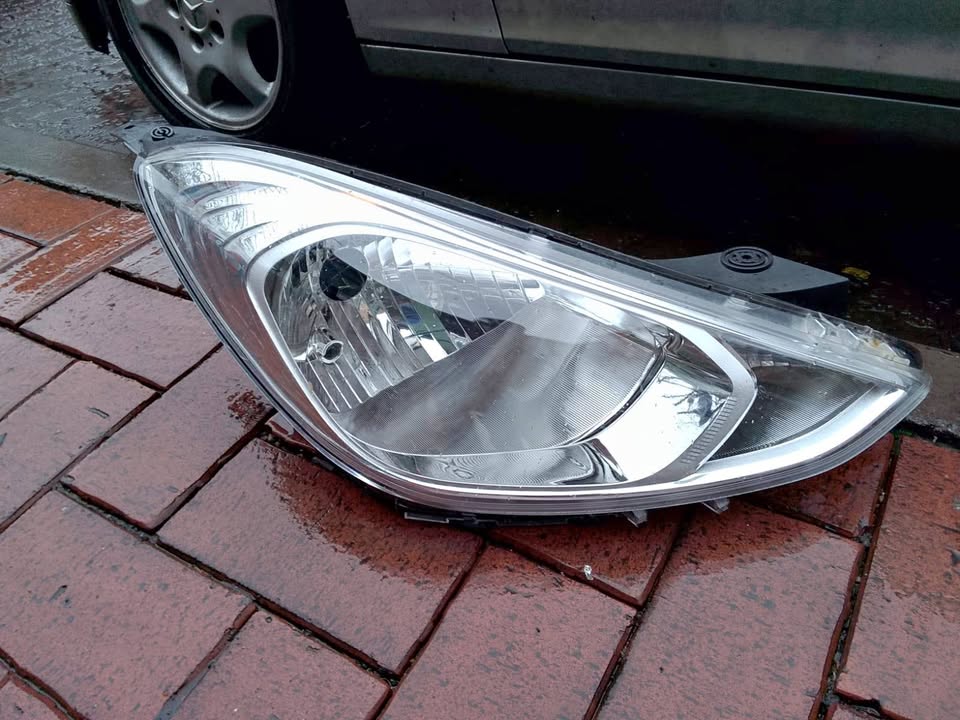 Hyundai i10 Headlight 2013 for Sale - Private Seller Hyundai i10 Headlight 2013 for Sale - Private Seller