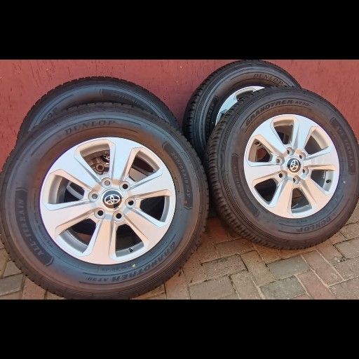 TOYOTA LAND CRUISER 300 SERIES OEM B/NEW 18IN MAGS & TYRES - Private Seller TOYOTA LAND CRUISER 300 SERIES OEM B/NEW 18IN MAGS & TYRES - Private Seller