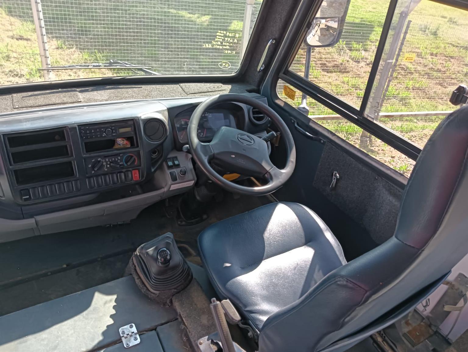 2013 Toyota Hino 32 seater bus, in good condition! For sale in Krugersdorp