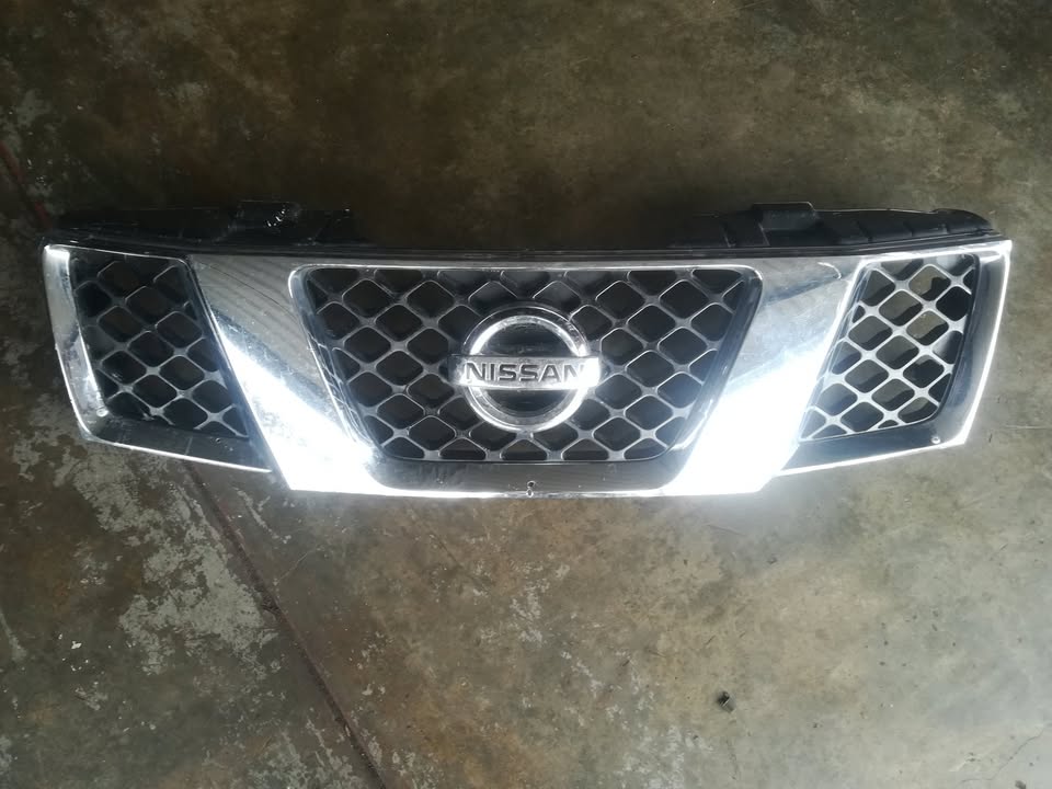 NISSAN NAVARA FRONT GRILLE (SLIGHTLY DAMAGED) - Private Seller