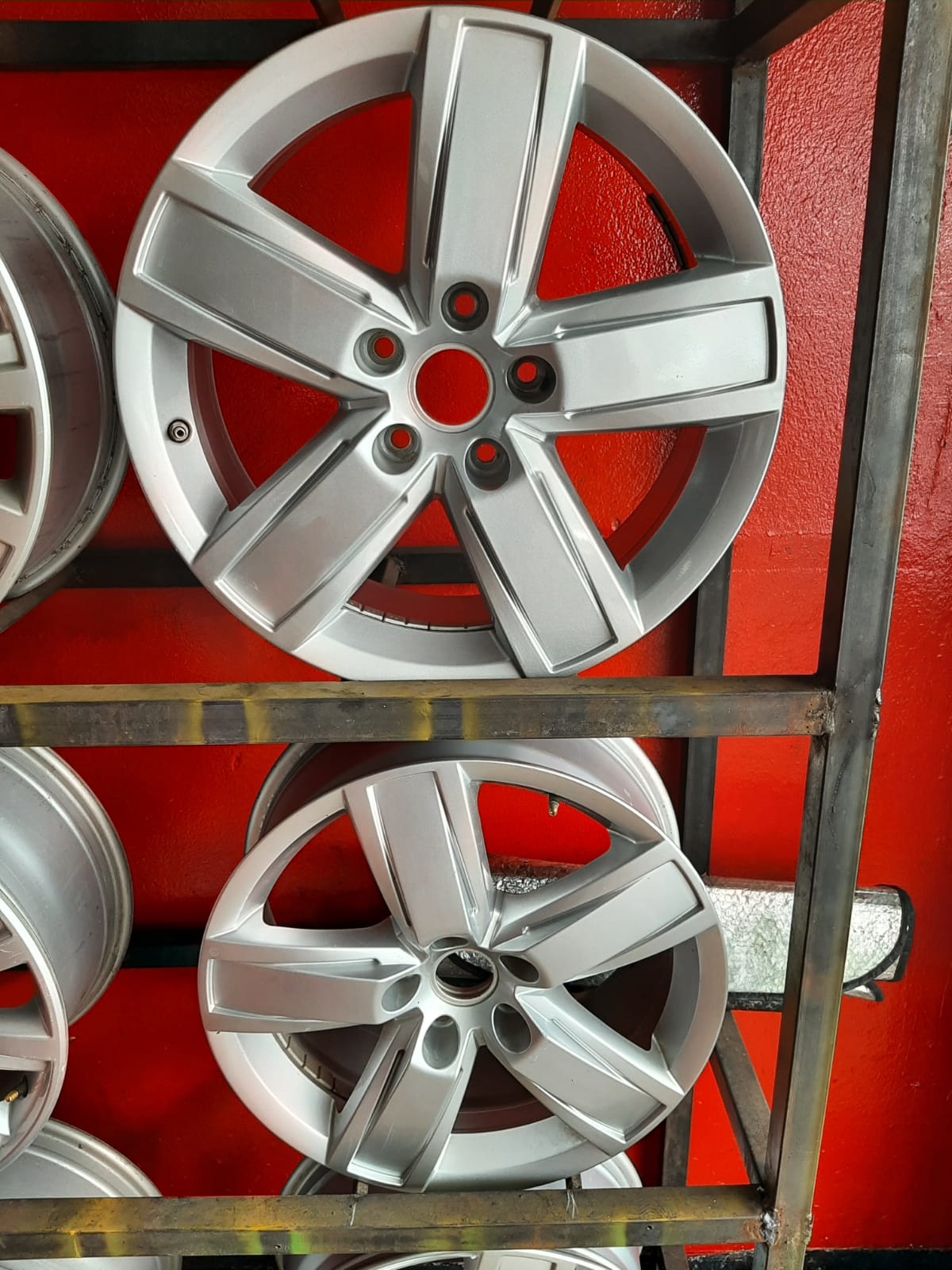 18 inch VW Amarok original mags to for spare - Private Seller
