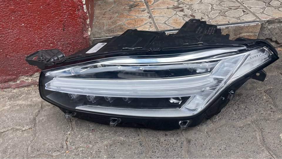 Volvo XC90 LED HEADLIGHT 2015/24 - Private Seller Volvo XC90 LED HEADLIGHT 2015/24 - Private Seller