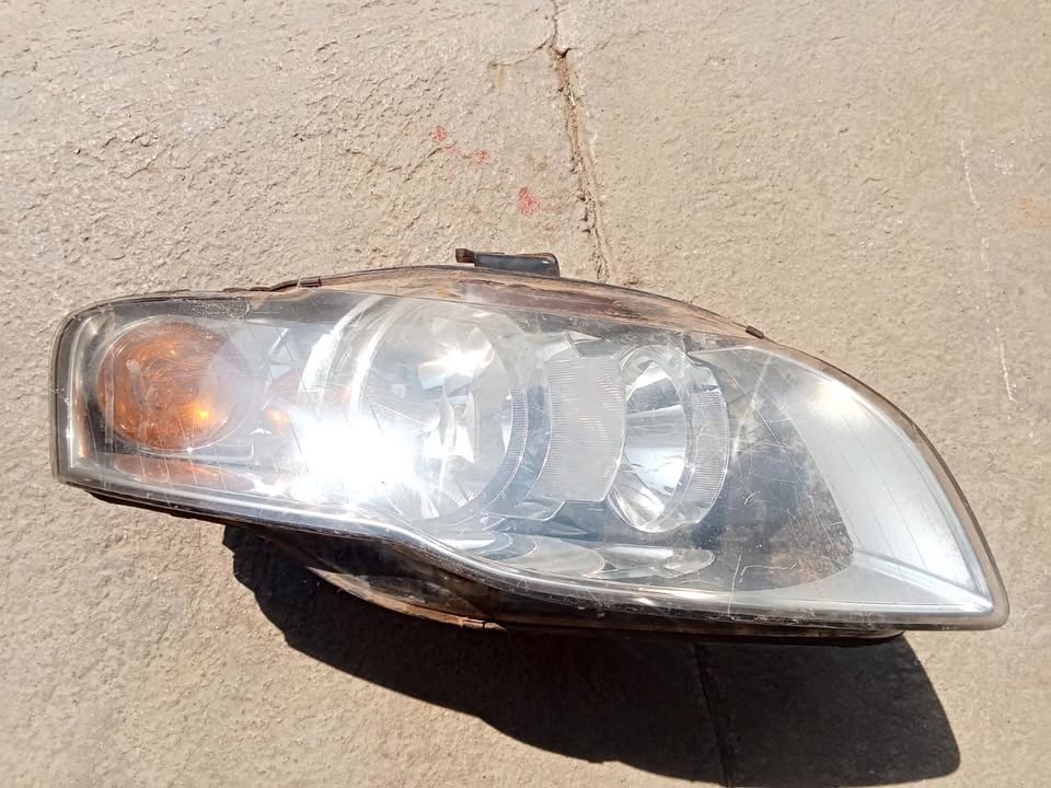 Audi (A4 B7) right head light - Private Seller Audi (A4 B7) right head light - Private Seller