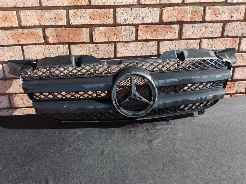 Mercedes Benz Sprinter Main Grill - Private Seller Mercedes Benz Sprinter Main Grill - Private Seller