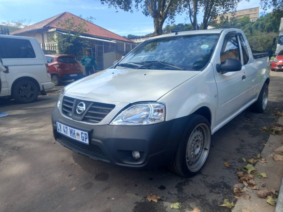 2020 Nissan Np200 1.6 Petrol, Manual, White, 87000kms, Leather seat, Aircon, Spere key