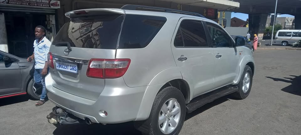 2010 TOYOTA FORTUNER 3.0 D4D AUTOMATIC TRANSMISSION 4X2, SILVER COLOUR, 140000KM,