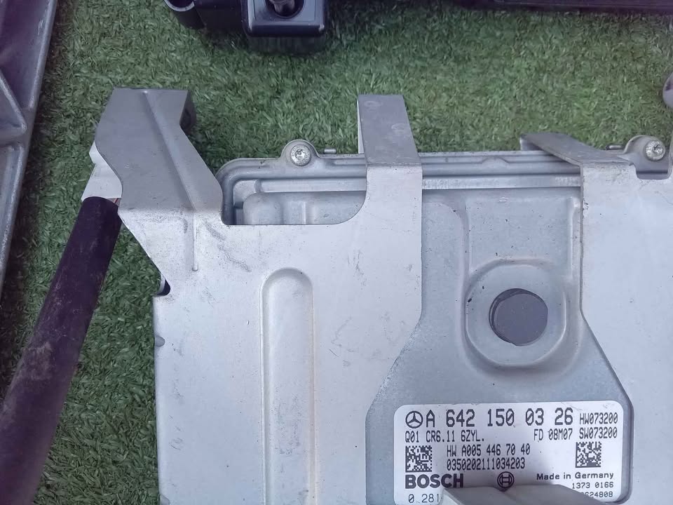 MERCEDES BENZ W204 C CLASS 320 WITH OM642 V6 DIESEL ENGINE COMPLETE LOCKSET AVAILABLE FOR SALE