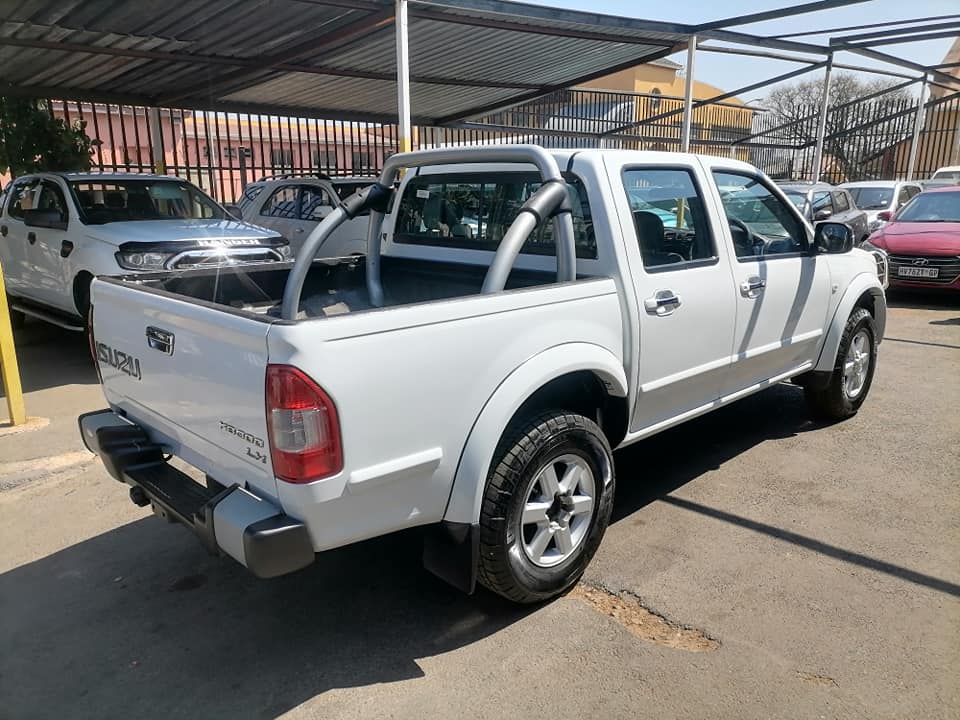 2007 Isuzu KB300 4x2 LX Double Cab Bakkie with a leather seat