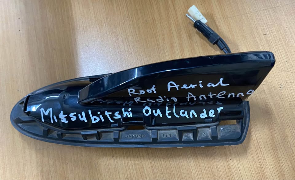 Mitsubishi outlander roof aerial  radio antenna  Call or dm - Private Seller