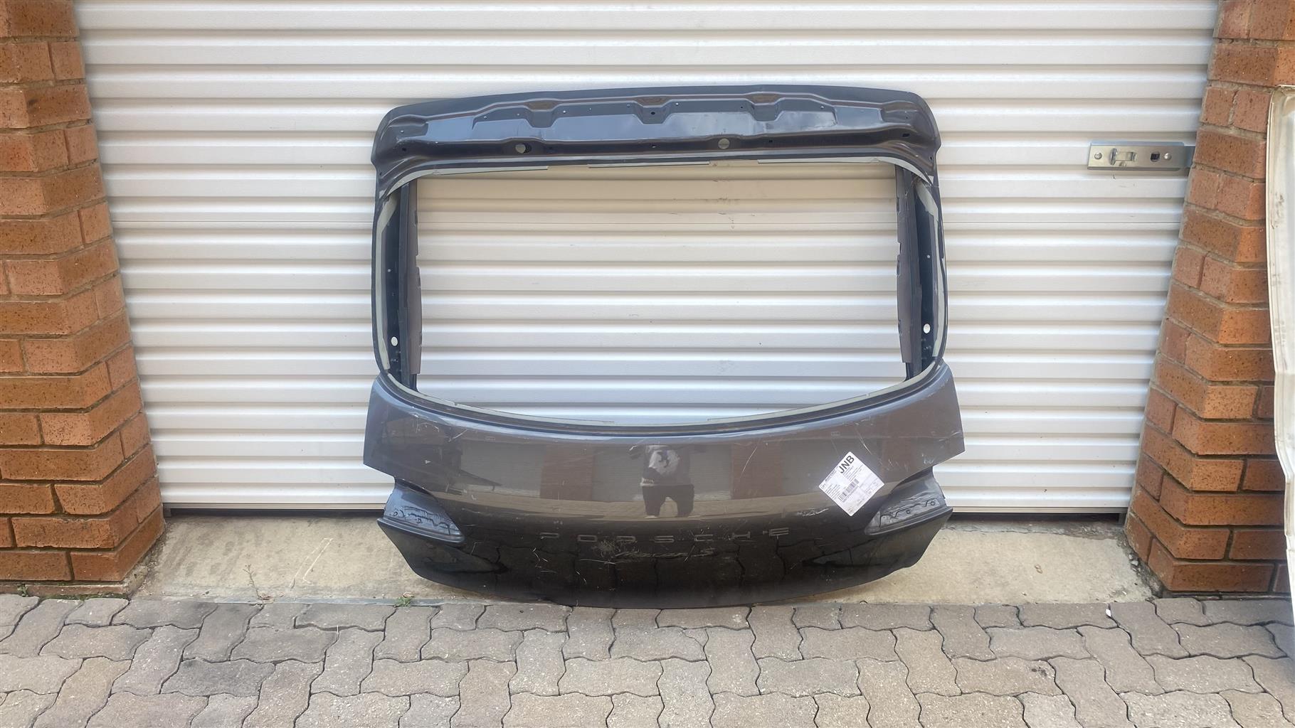Porsche Macan S tailgate