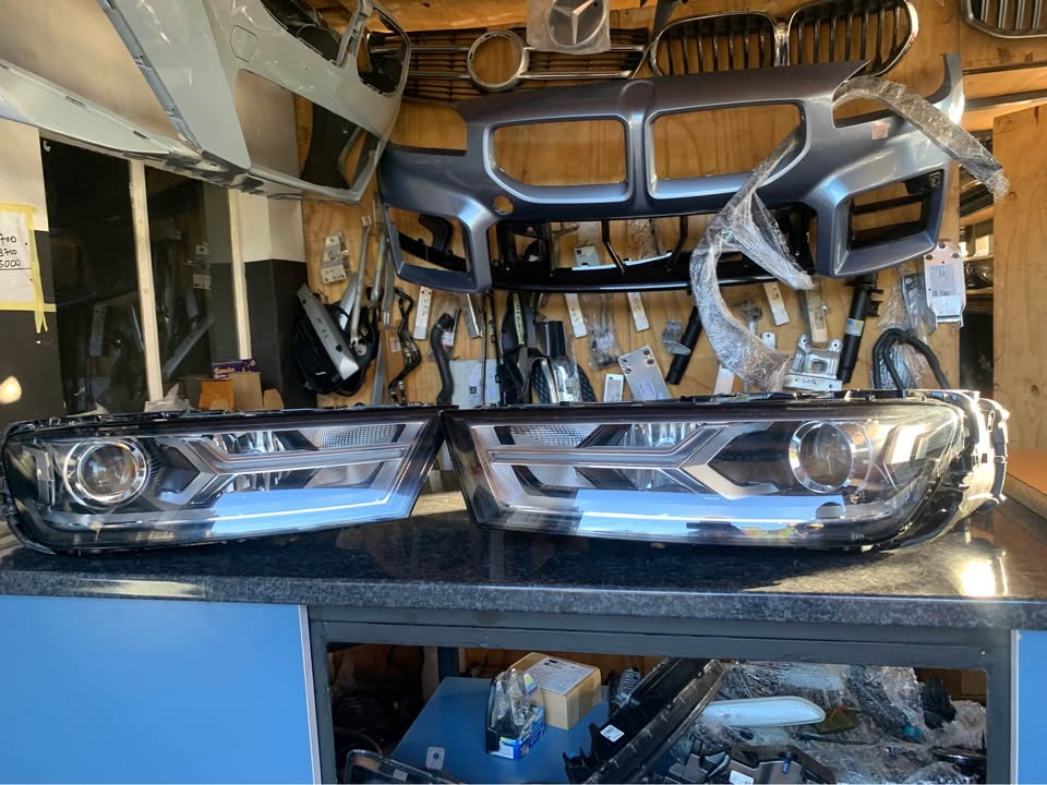 Audi Q7 headlights left and right - Private Seller Audi Q7 headlights left and right - Private Seller