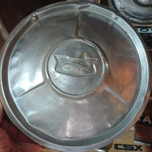 Chev hub cap - Private Seller