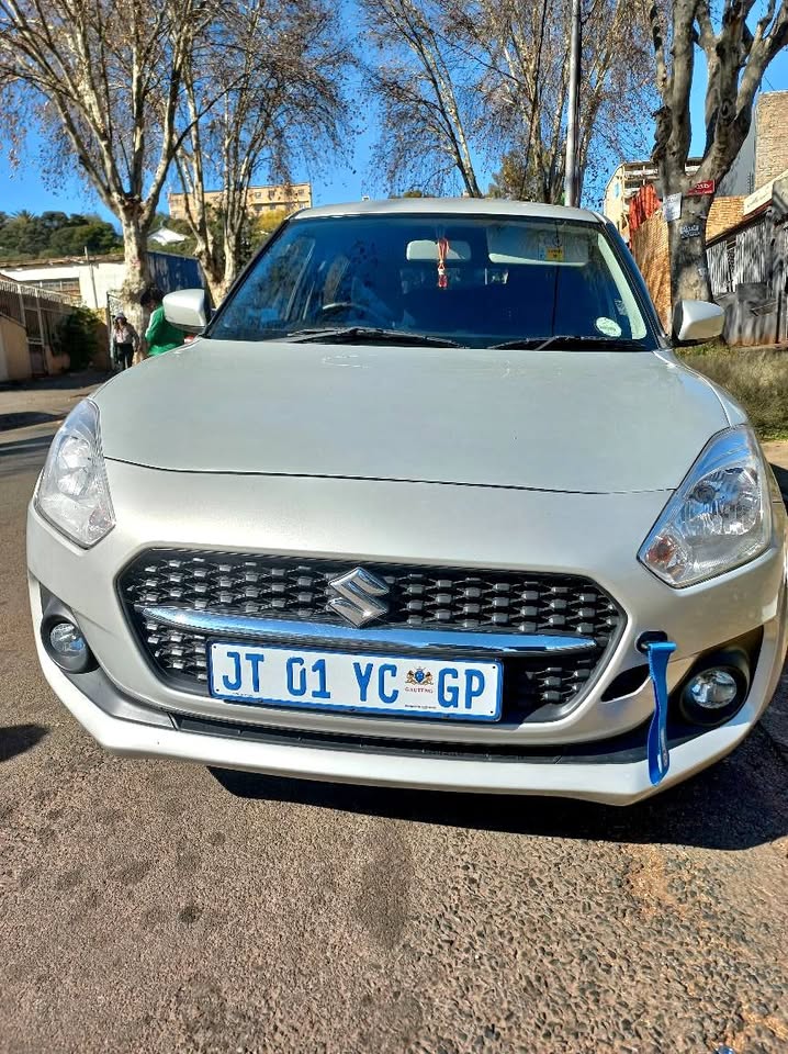 2022 SUZUKI SWIFT 1.2 MANUAL TRANSMISSION IN EXCELLENT  SERVICE BOOK AND SPARE KEYS