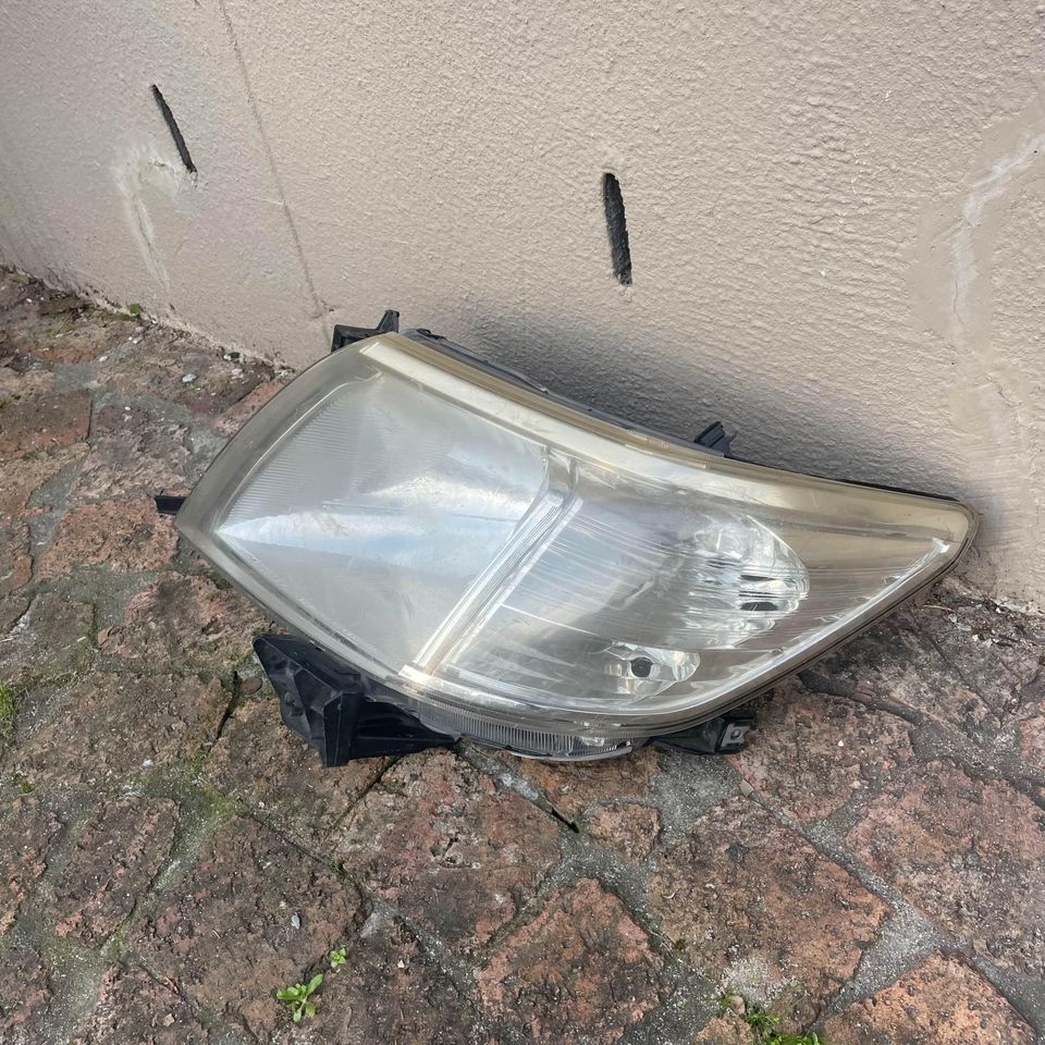 Toyota Hilux D4D LHS Headlight (Silver) - Private Seller Toyota Hilux D4D LHS Headlight (Silver) - Private Seller