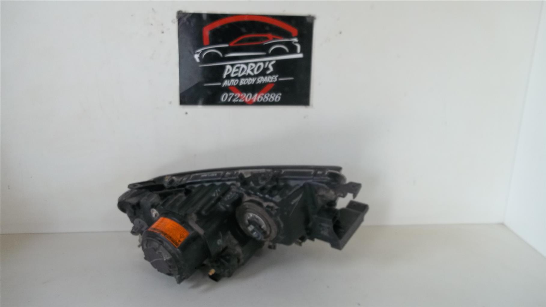 Mitsubishi Pajero left headlight - Private Seller