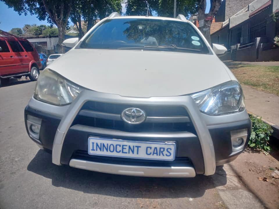 2015 TOYOTA ETIOS CROSS 1.5 PETROL, MANUAL, WHITE COLOR, MILEAGE 85000KMS