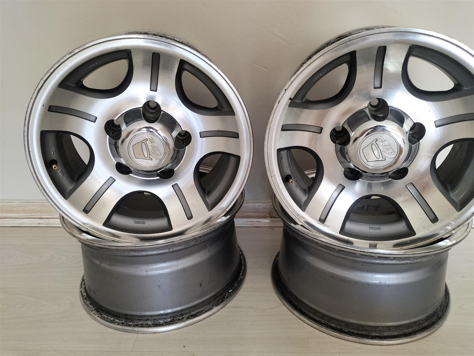 Toyota land cruiser rims - Private Seller Toyota land cruiser rims - Private Seller