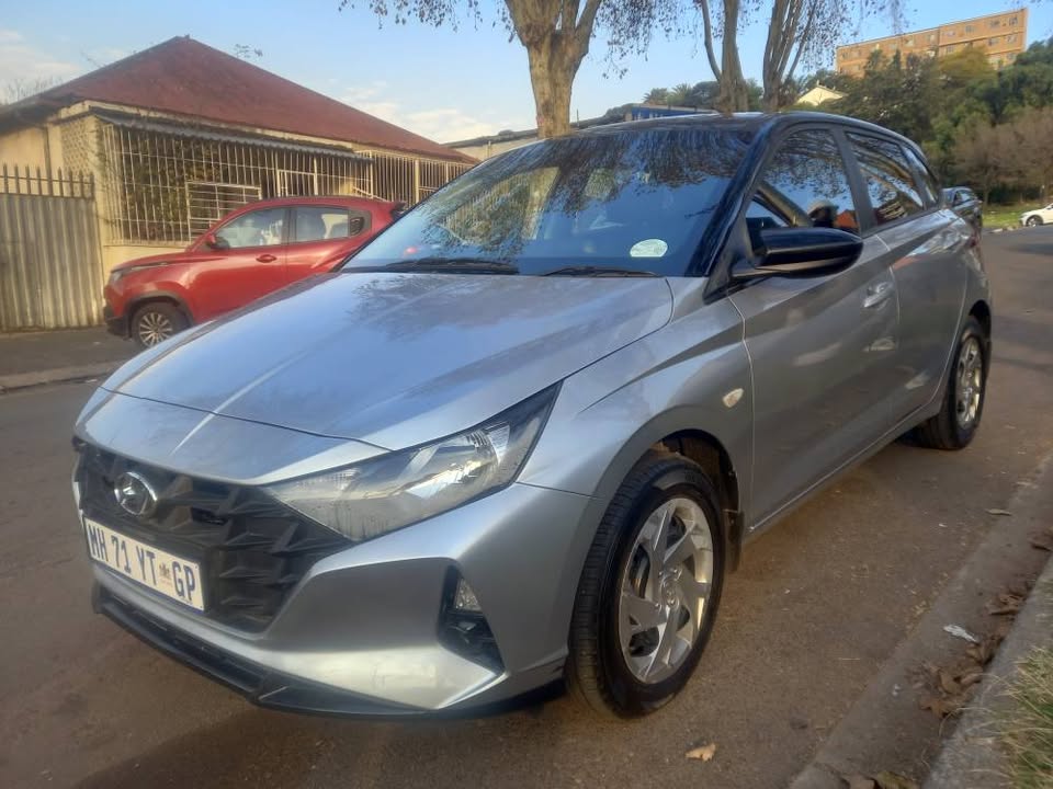 2021 Hyundai i20 1.2 Petrol, Automatic, Silver, 63000kms Service History.