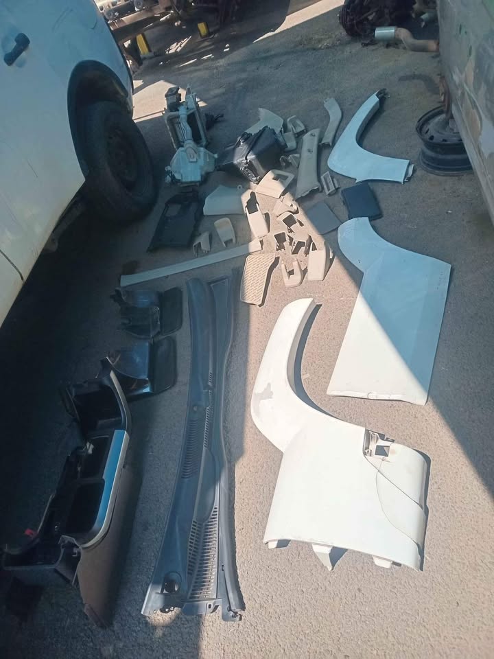 2004 Toyota Prado 120 series body parts for sale @ circle 7 used parts - Private Seller 2004 Toyota Prado 120 series body parts for sale @ circle 7 used parts - Private Seller