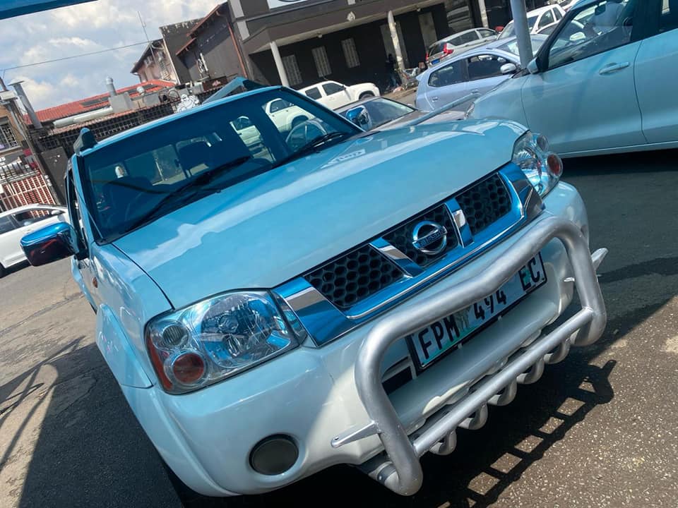 2011 NISSAN NP300 2.4 HARDBODY HIGHRIDER DOUBLE CAB