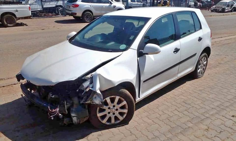 2005 VW golf 5 2i petrol stripping for parts my number WhatsApp or cell