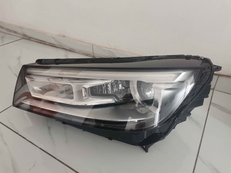Audi Q5 xenon headlight left side 2019-2020 - Private Seller Audi Q5 xenon headlight left side 2019-2020 - Private Seller