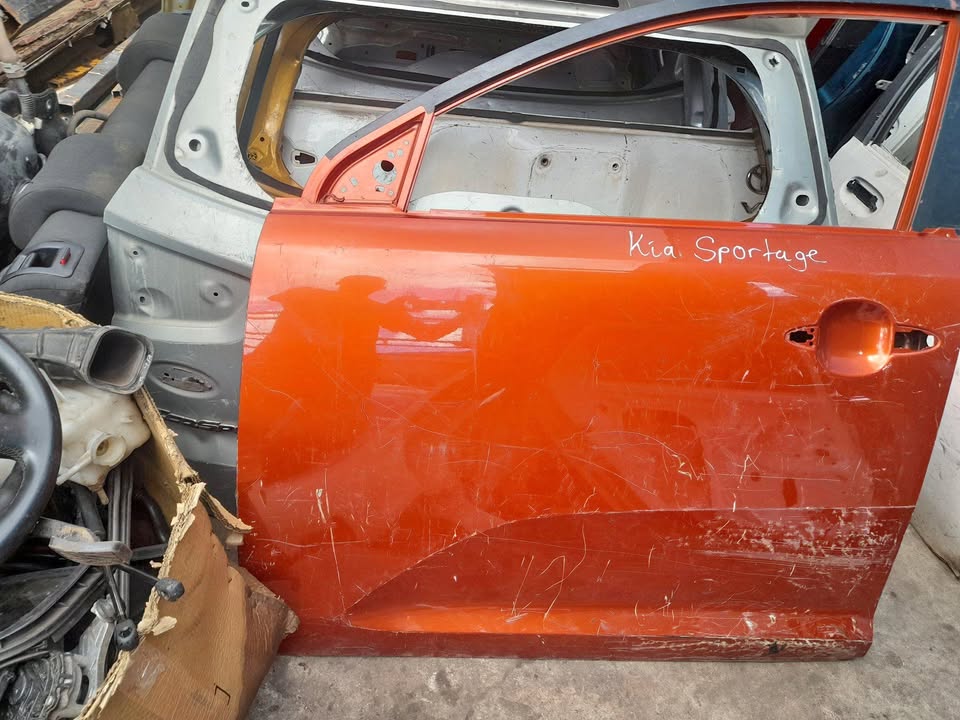 KIA SPORTAGE LEFT RIGHT DOOR AVAILABLE - Private Seller KIA SPORTAGE LEFT RIGHT DOOR AVAILABLE - Private Seller
